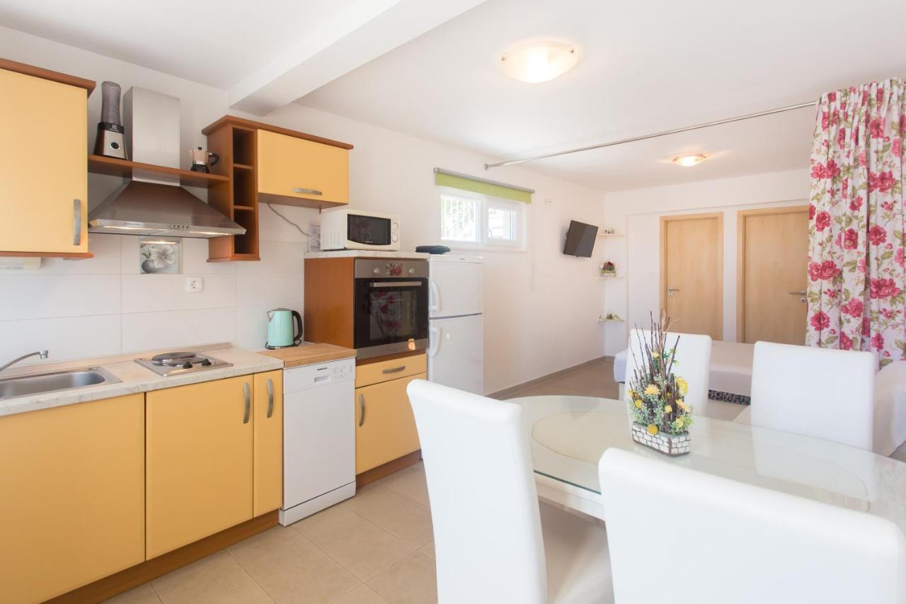 Apartments Bandic - 30 Meters To The Beach Trogir Exterior foto